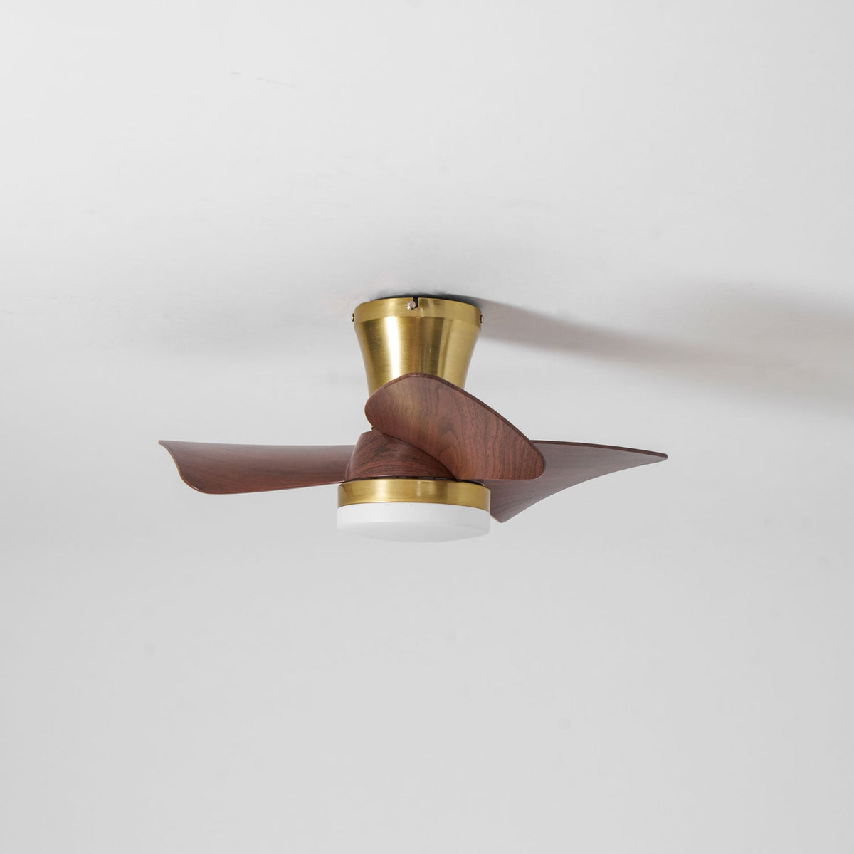 Ventilador de techo con luz Pétalo en un dormitorio elegante – imagen 26