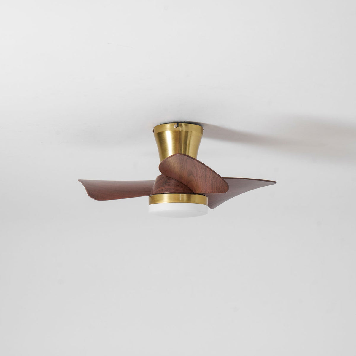 Ventilador de techo con luz Pétalo en un dormitorio elegante – imagen 27
