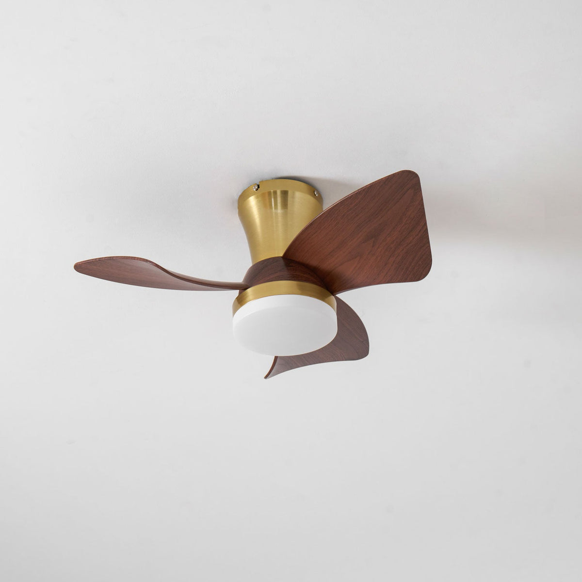 Ventilador de techo con luz Pétalo en un dormitorio elegante – imagen 29