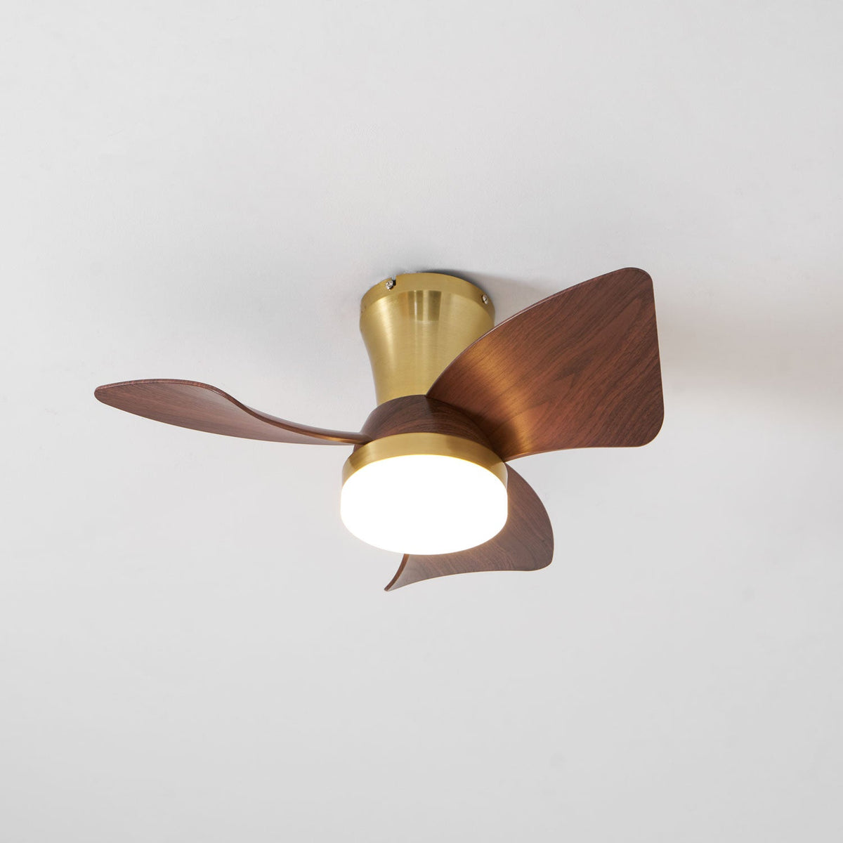 Ventilador de techo con luz Pétalo en un dormitorio elegante – imagen 24
