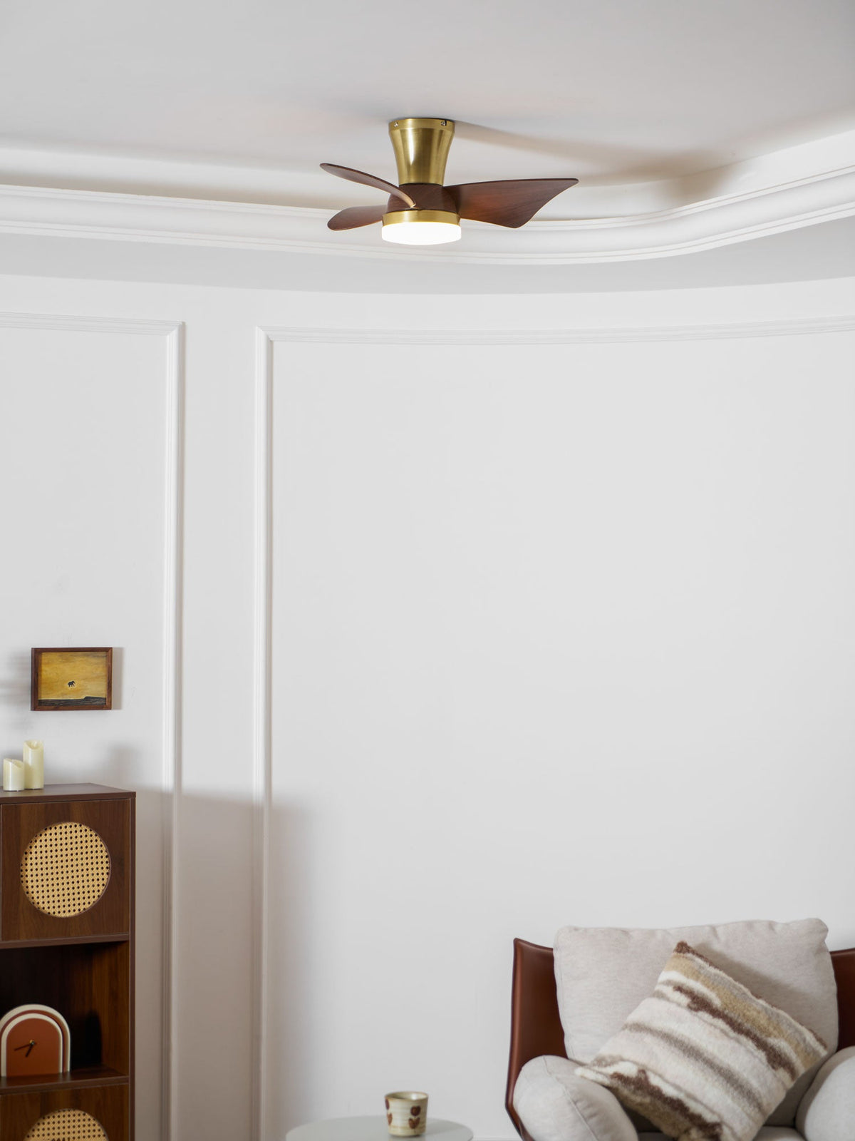 Ventilador de techo con luz Pétalo en un dormitorio elegante – imagen 4