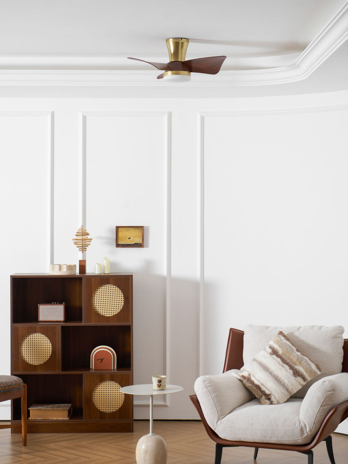 Ventilador de techo con luz Pétalo en un dormitorio elegante – imagen 6