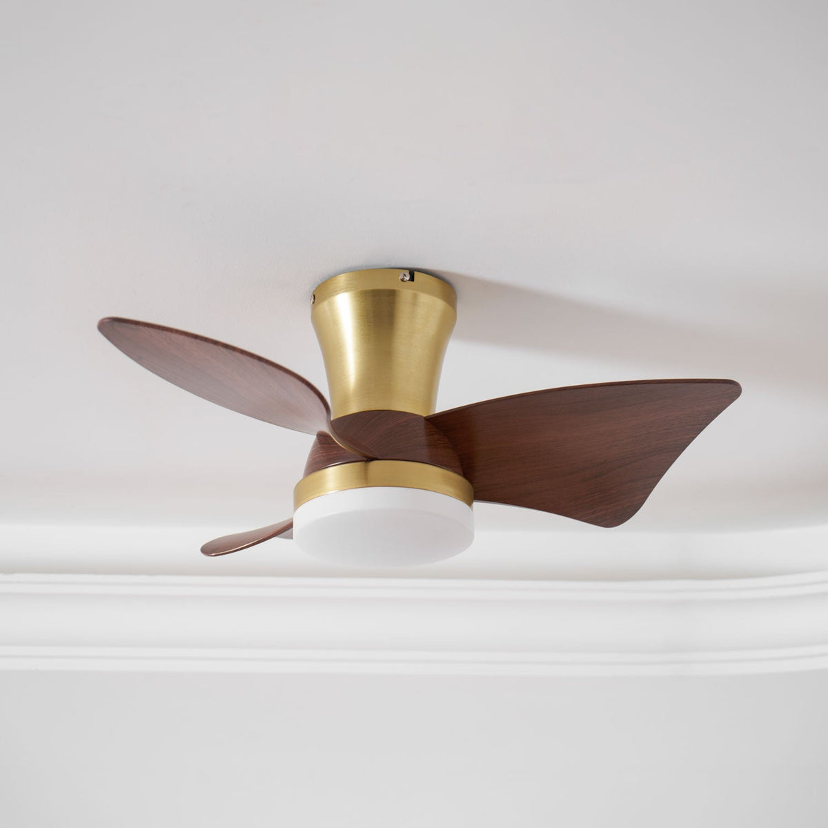 Ventilador de techo con luz Pétalo en un dormitorio elegante – imagen 2
