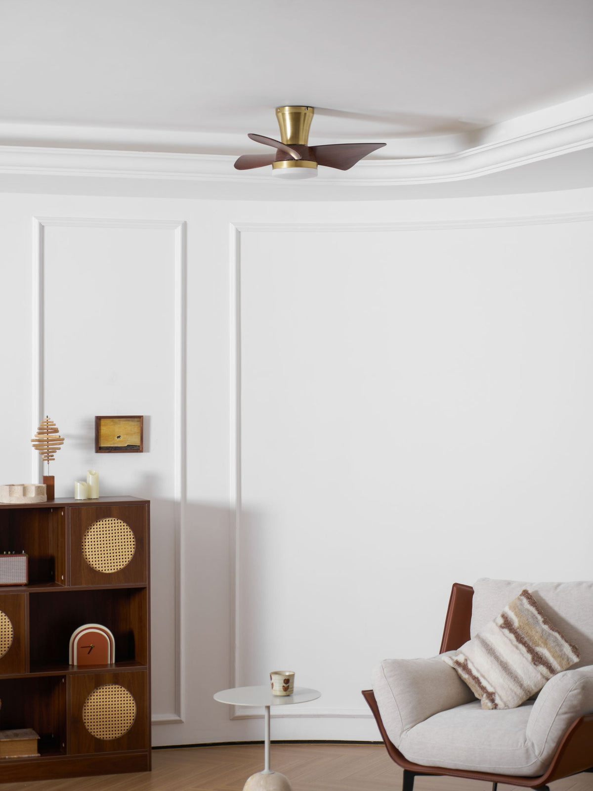 Ventilador de techo con luz Pétalo en un dormitorio elegante – imagen 15