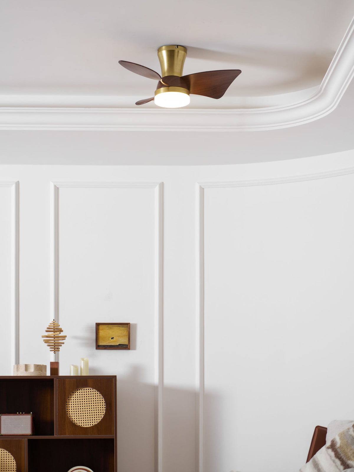 Ventilador de techo con luz Pétalo en un dormitorio elegante – imagen 9