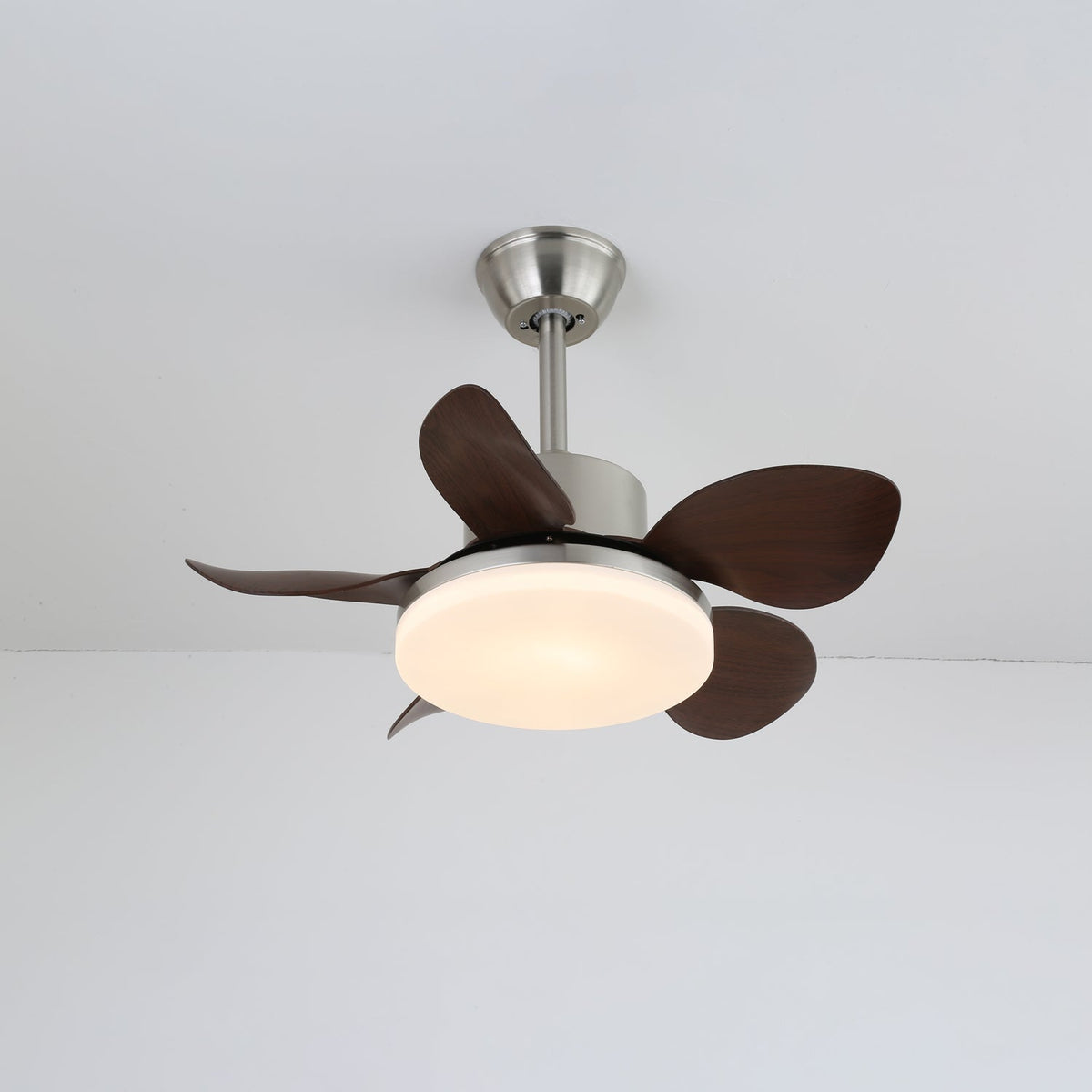 Ventilador de techo con luz Bosca en un dormitorio cálido – imagen 6