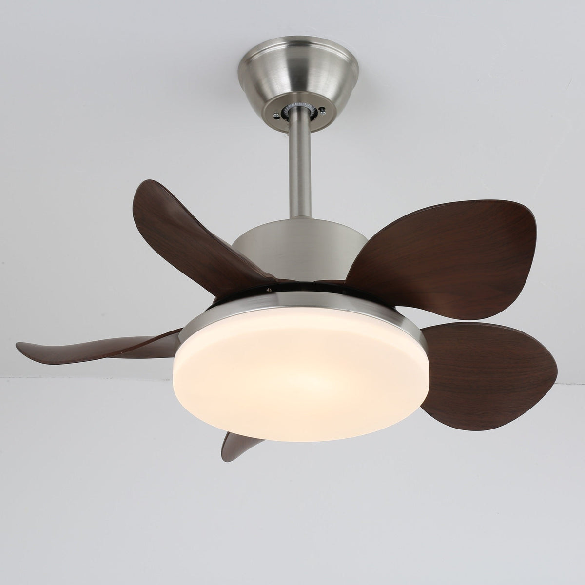 Ventilador de techo con luz Bosca en un dormitorio cálido – imagen 13