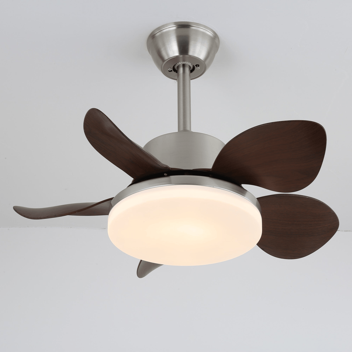 Ventilador de techo con luz Bosca en un dormitorio cálido – imagen 12