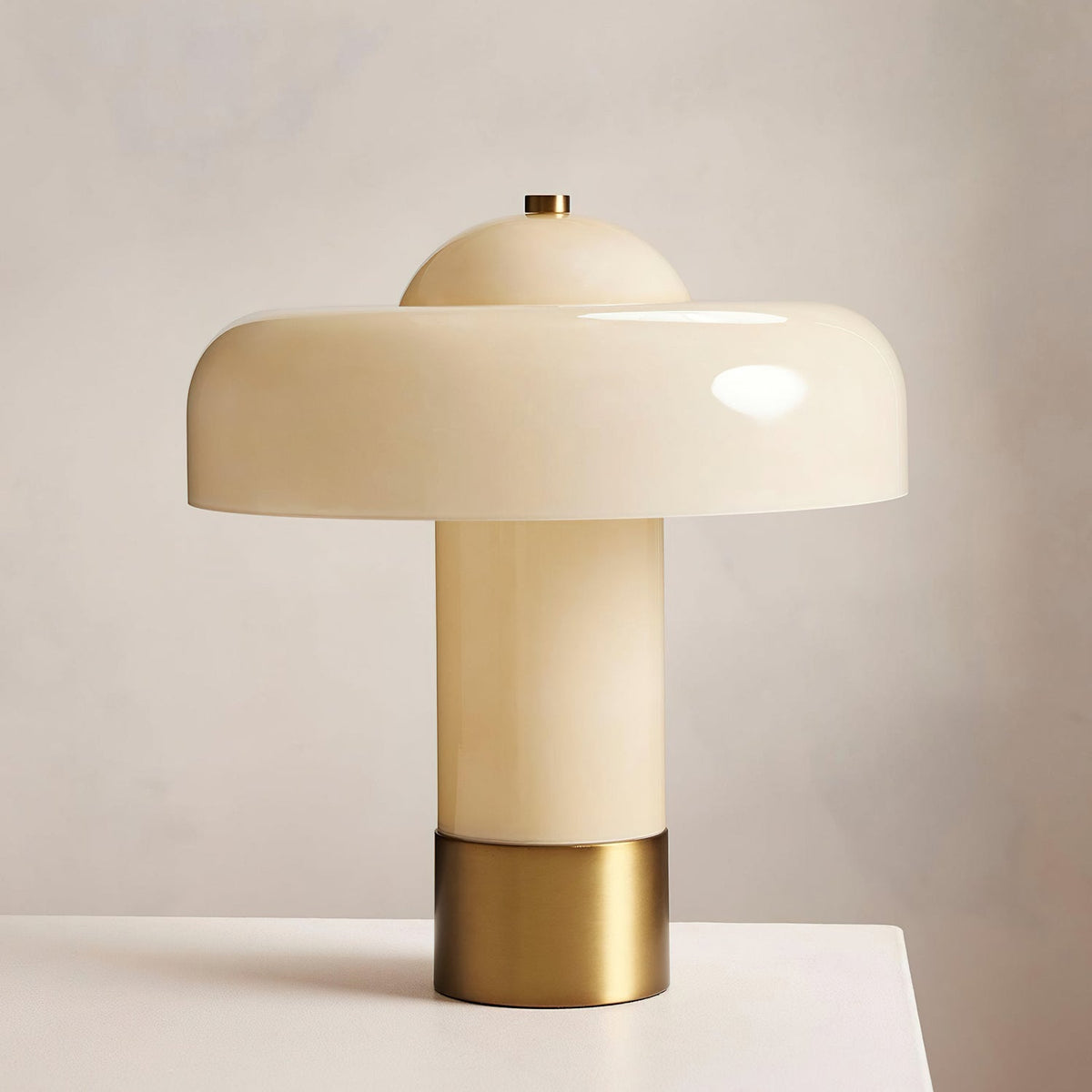 Lámpara de mesa de cristal tipo hongo Ebrela en un salón luminoso – imagen 2