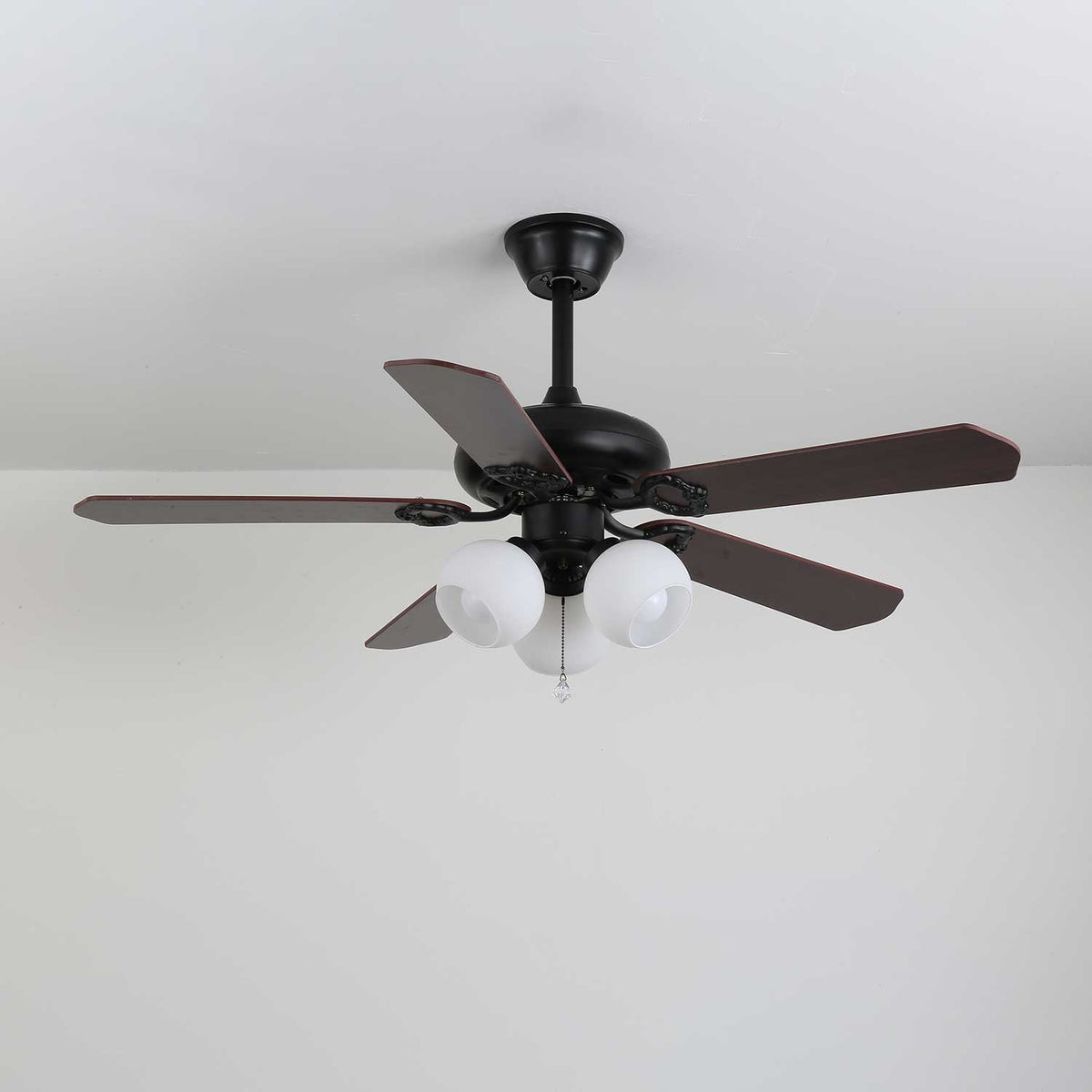 Ventilador de techo con luz Malvira – pantallas globo blanco, negro y nogal