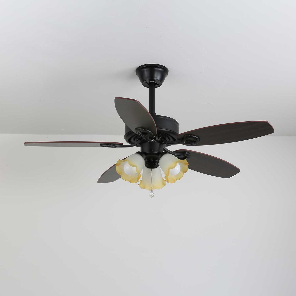 Ventilador de techo con luz Malvira – pantallas ondulada ámbar claro, negro y nogal