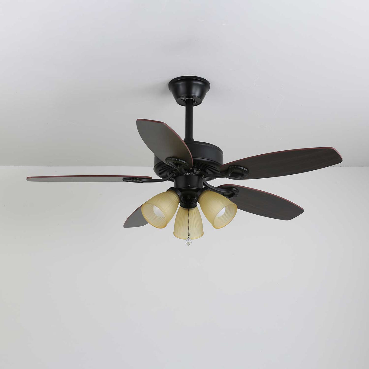 Ventilador de techo con luz Malvira – pantallas campana ámbar, negro y nogal