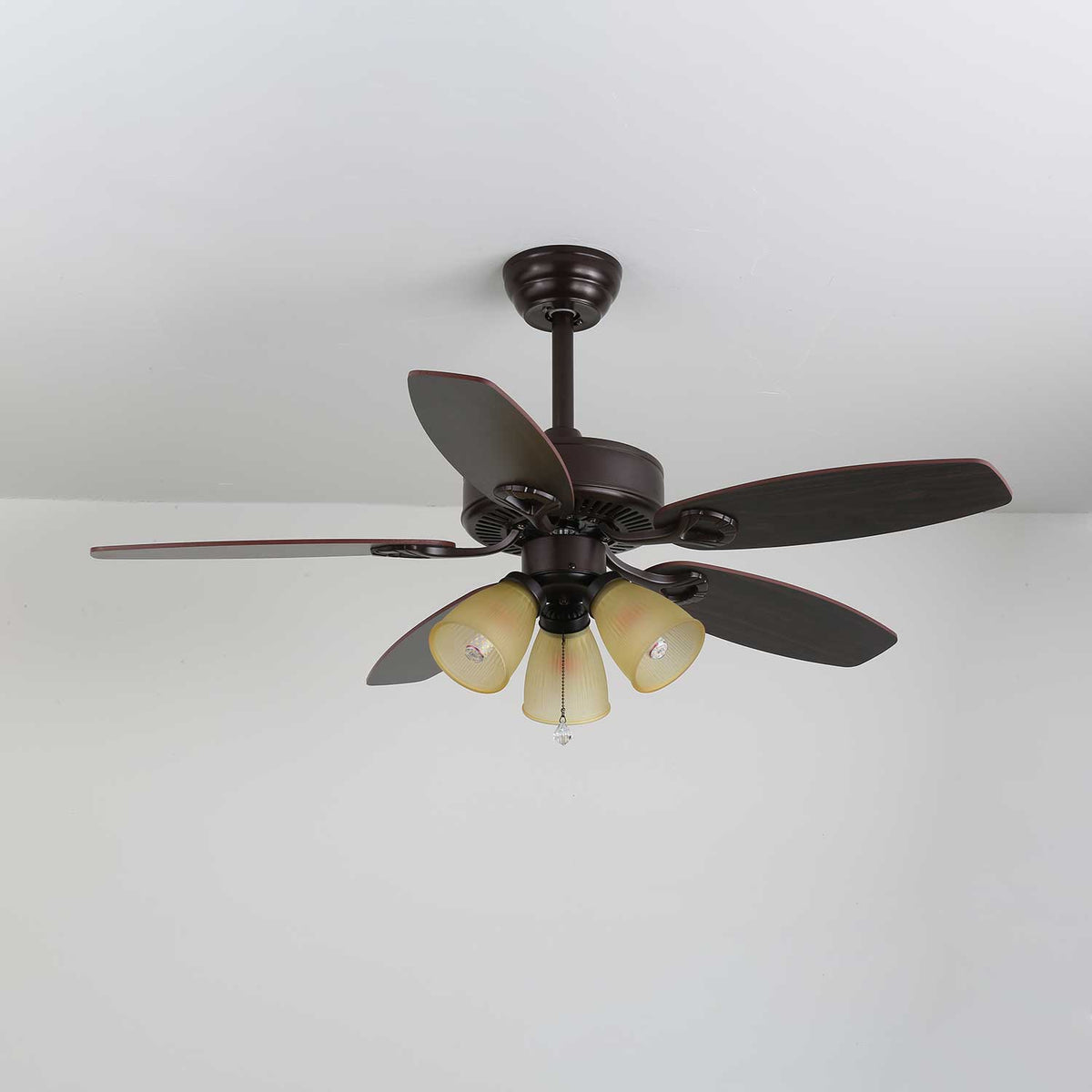 Ventilador de techo con luz Malvira – pantallas campana ámbar, marrón y nogal