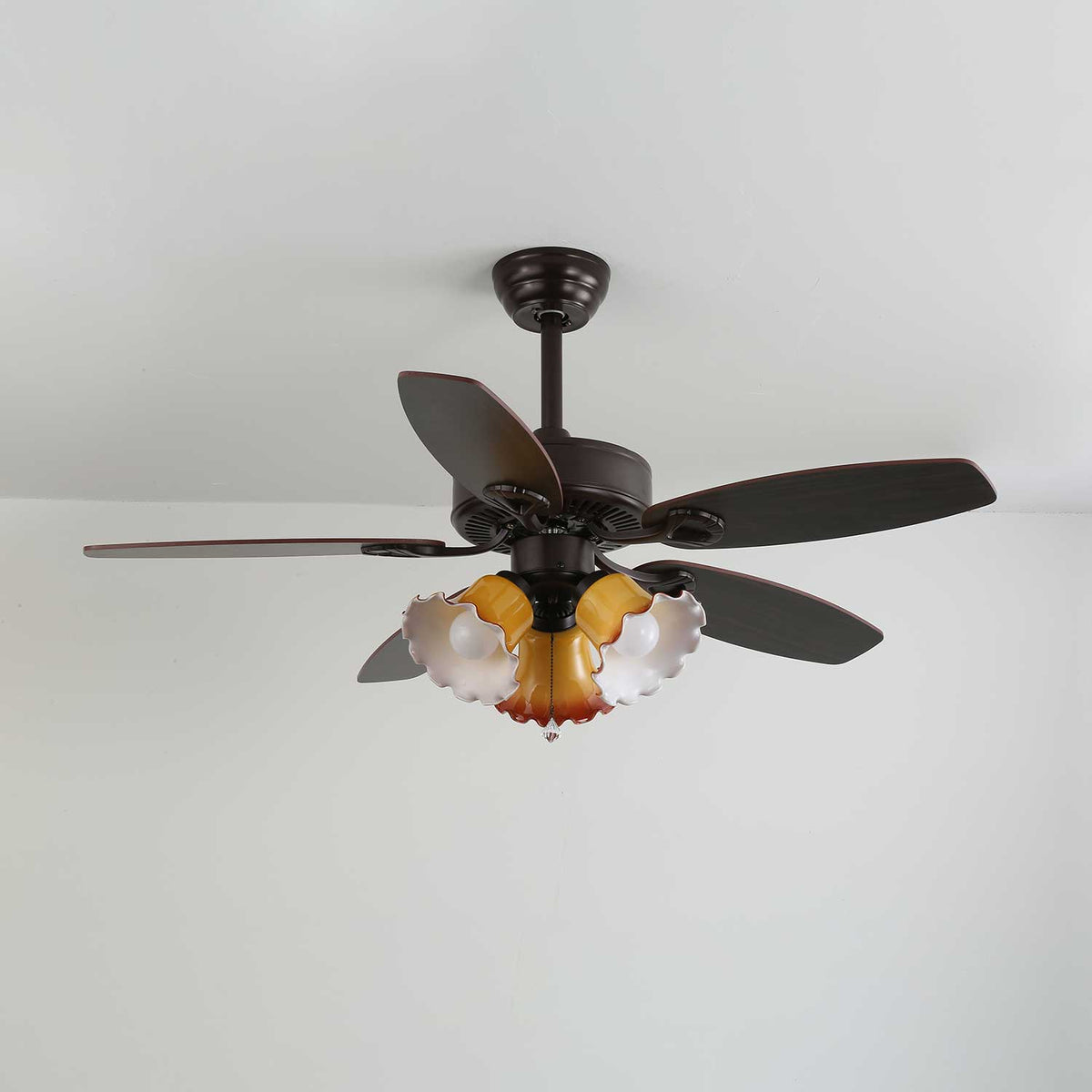 Ventilador de techo con luz Malvira – pantallas pétalos ámbar y blanco, marrón y nogal