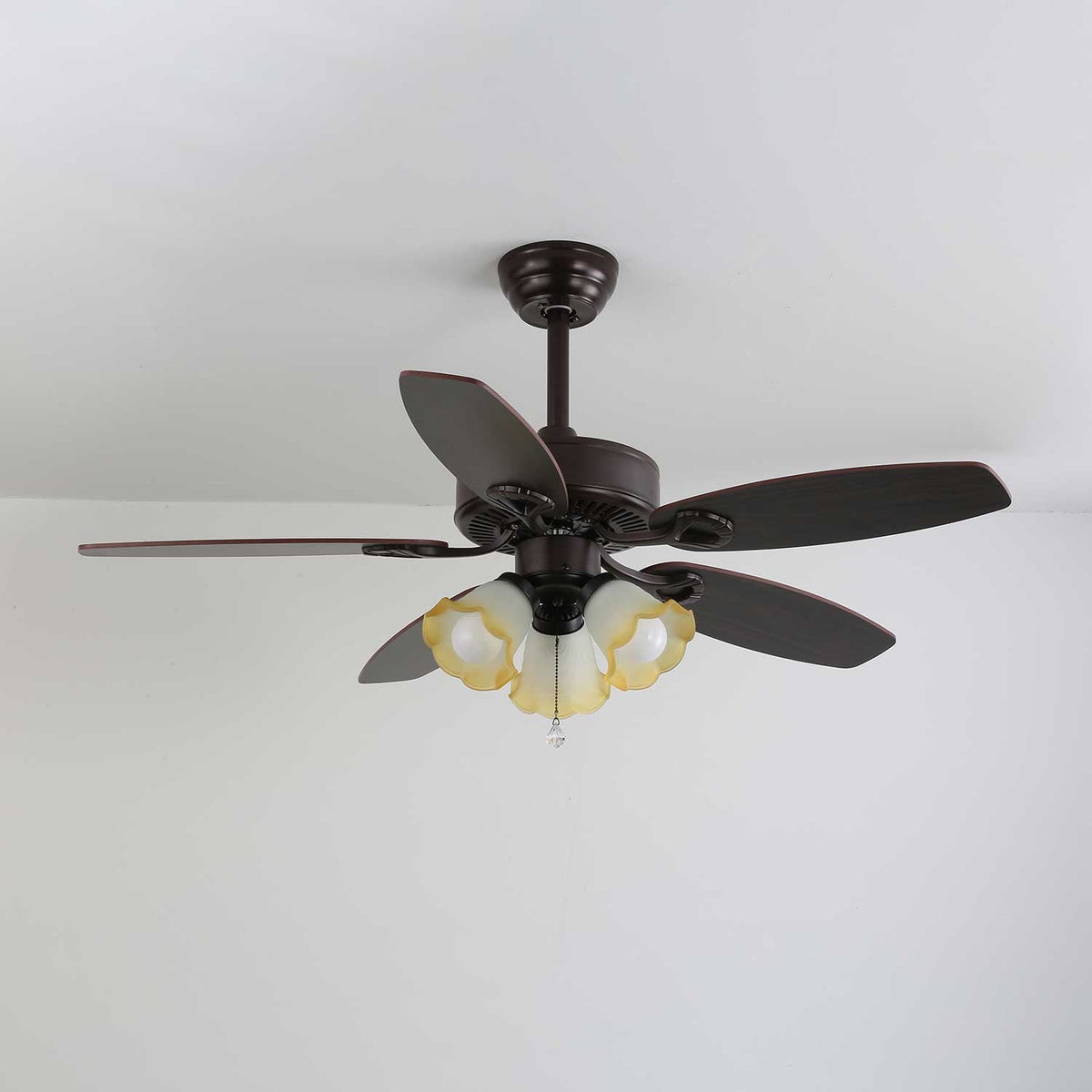 Ventilador de techo con luz Malvira – pantallas ondulada ámbar claro, marrón y nogal