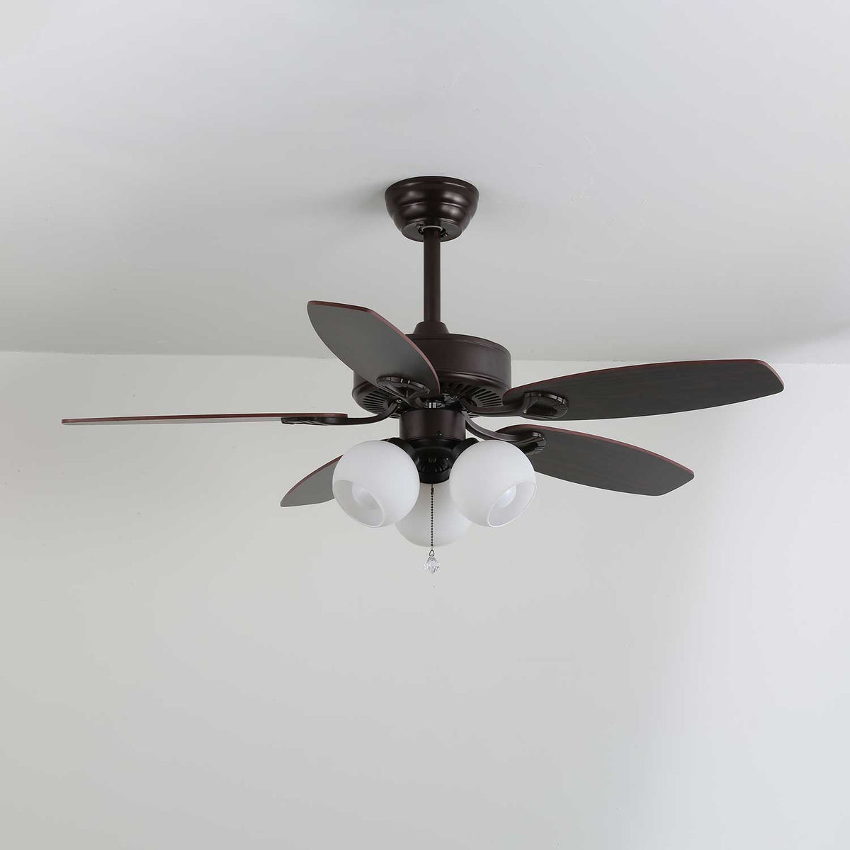 Ventilador de techo con luz Malvira – pantallas globo blanco, marrón y nogal