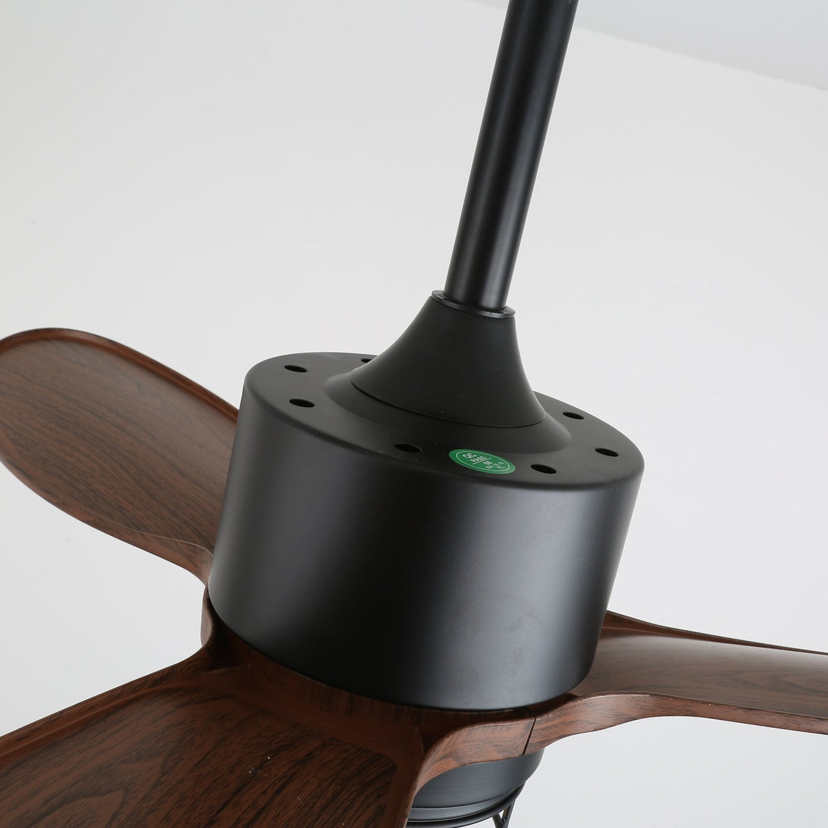 Ventilador de techo con luz Ladria en un loft industrial – imagen 13