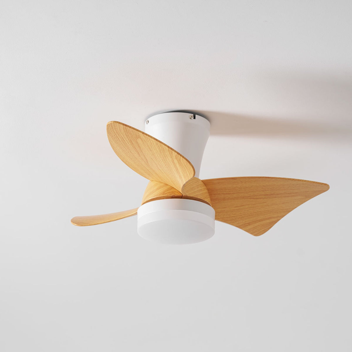Ventilador de techo con luz Lirena en un dormitorio sereno – imagen 26