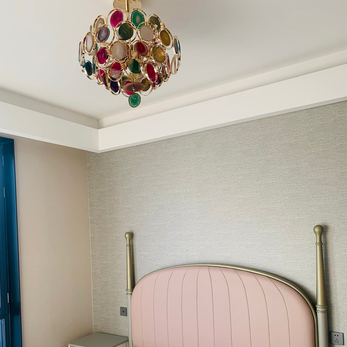 Lámpara de araña de ágata Sardonia en un salón elegante – imagen 14