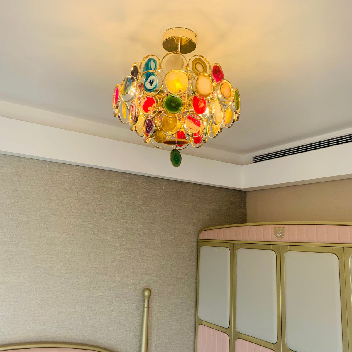 Lámpara de araña de ágata Sardonia en un salón elegante – imagen 15