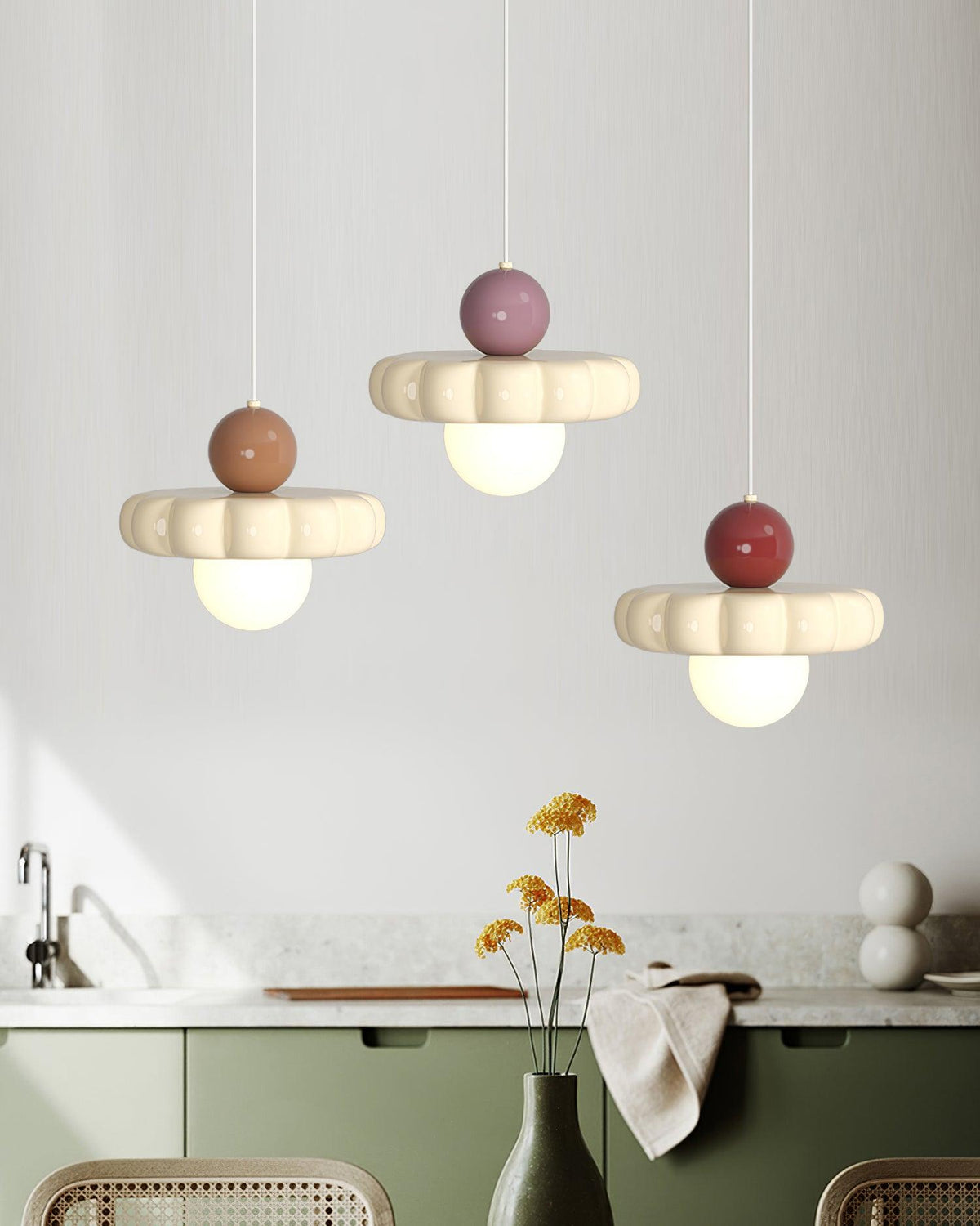 Mini lámpara colgante retro Vainela en una cocina luminosa – imagen 11