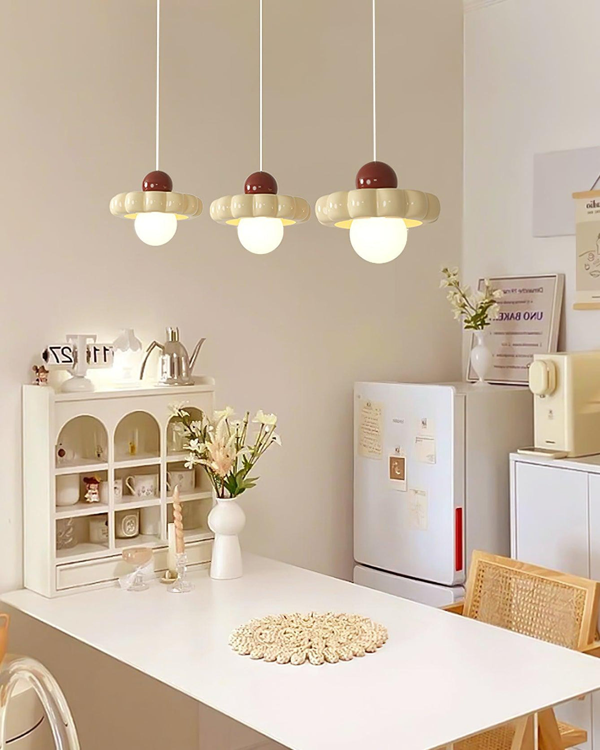 Mini lámpara colgante retro Vainela en una cocina luminosa – imagen 10