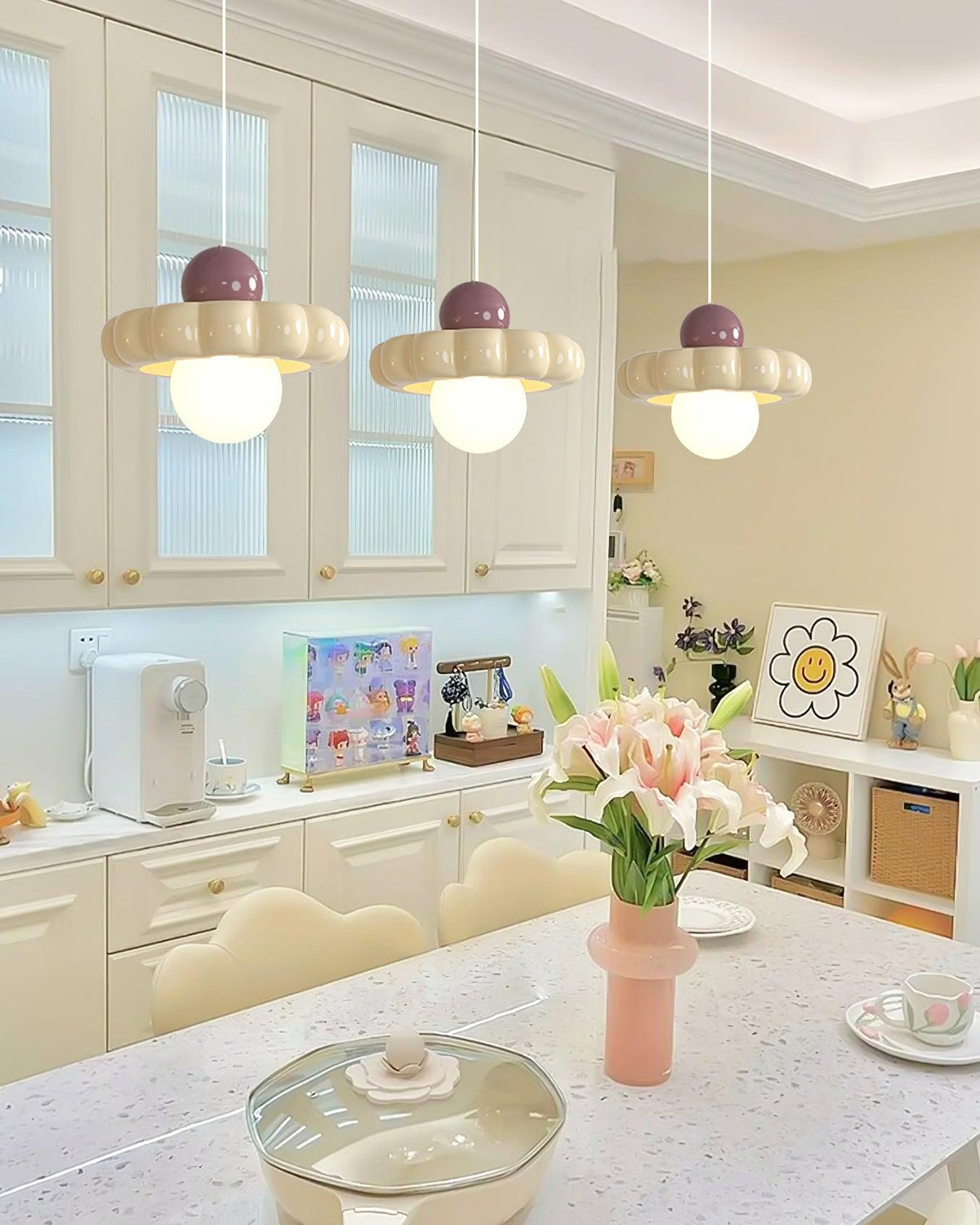 Mini lámpara colgante retro Vainela en una cocina luminosa – imagen 9