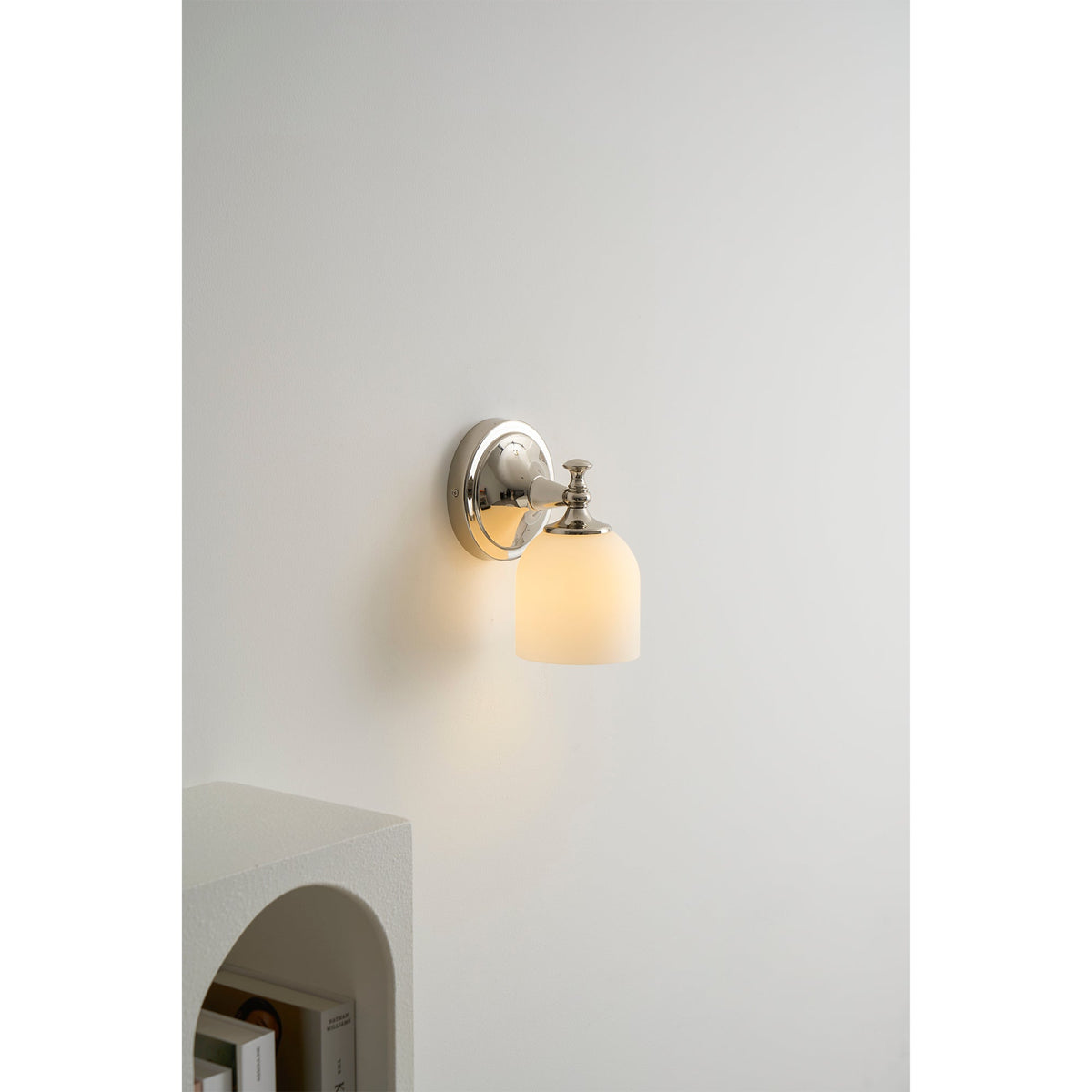 Aplique de pared clásico Campela sobre el espejo de un baño – imagen 13