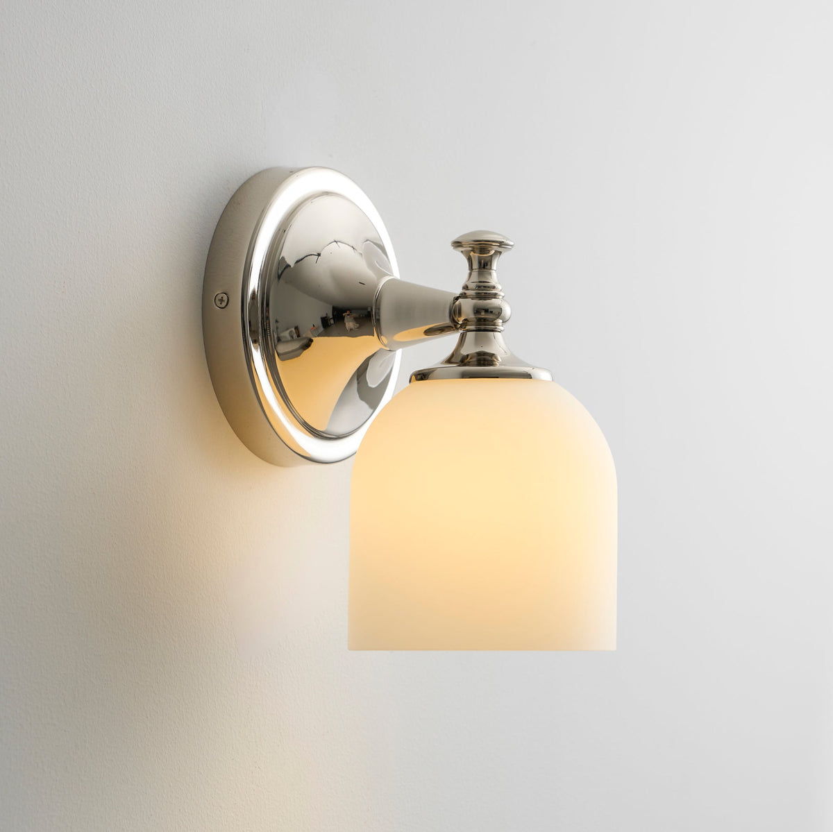 Aplique de pared clásico Campela sobre el espejo de un baño – imagen 56