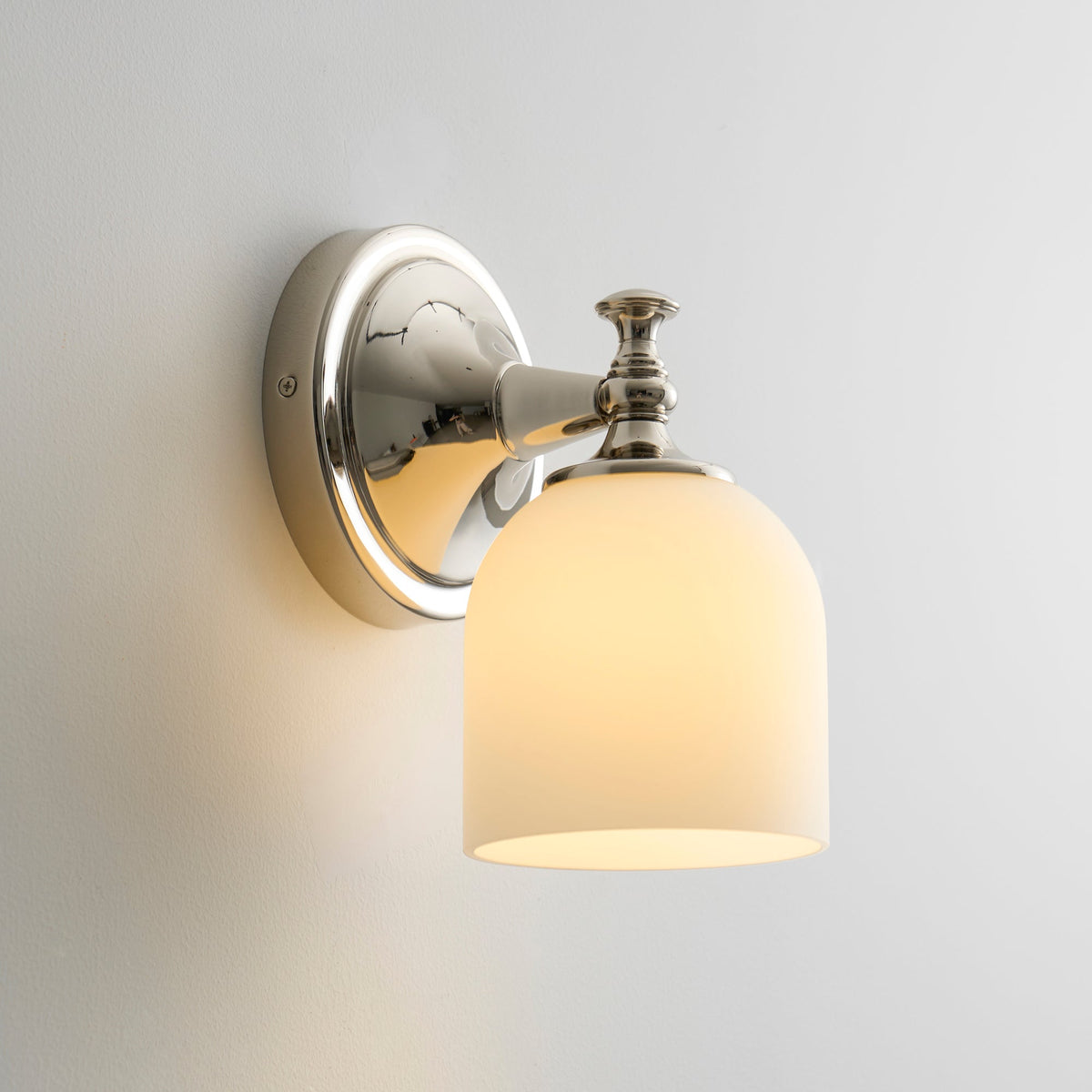 Aplique de pared clásico Campela sobre el espejo de un baño – imagen 59