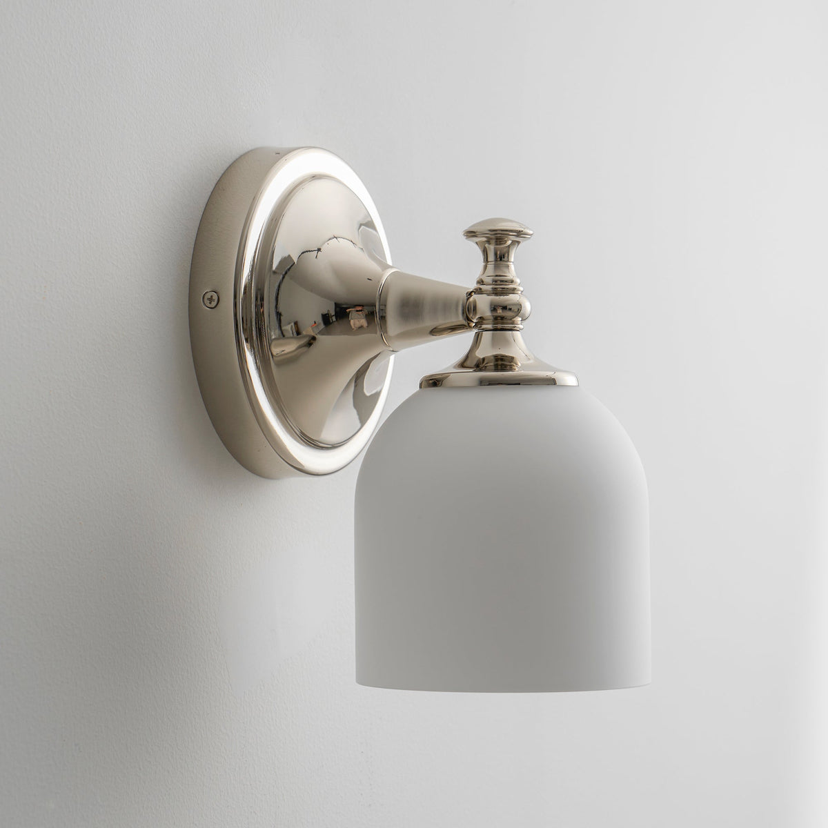 Aplique de pared clásico Campela sobre el espejo de un baño – imagen 60