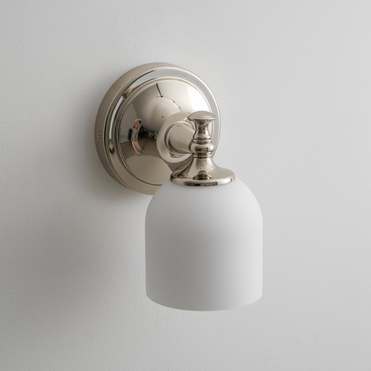 Aplique de pared clásico Campela sobre el espejo de un baño – imagen 63