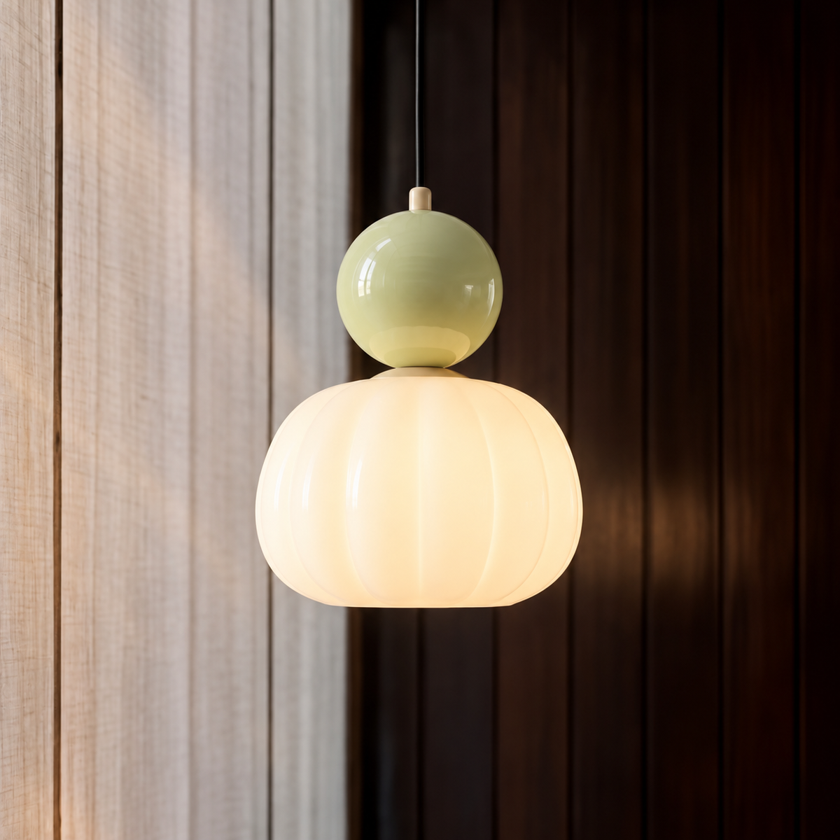 Lámpara colgante art déco Decoria sobre una mesa de comedor – imagen 9