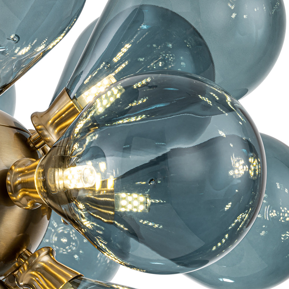 Lámpara de araña de burbujas de cristal azul Quimera en un salón contemporáneo – imagen 16