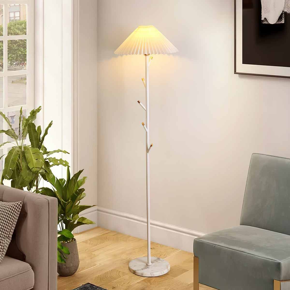 Lámpara de pie perchero Tronela – en blanco junto a una planta
