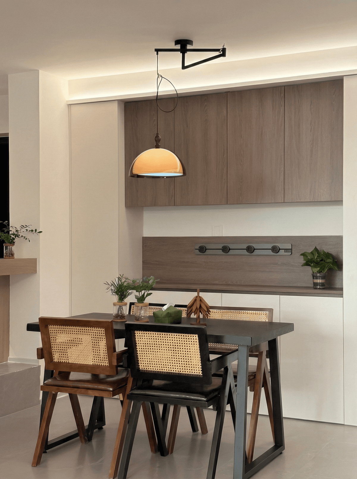 Lámpara colgante con brazos giratorios Morisa sobre una mesa de comedor – imagen 3