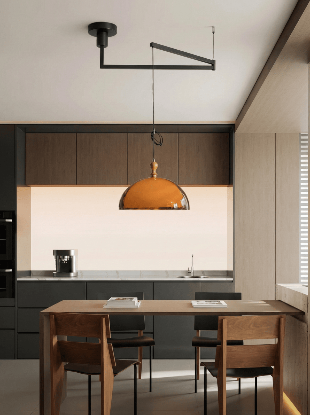 Lámpara colgante con brazos giratorios Morisa sobre una mesa de comedor – imagen 2