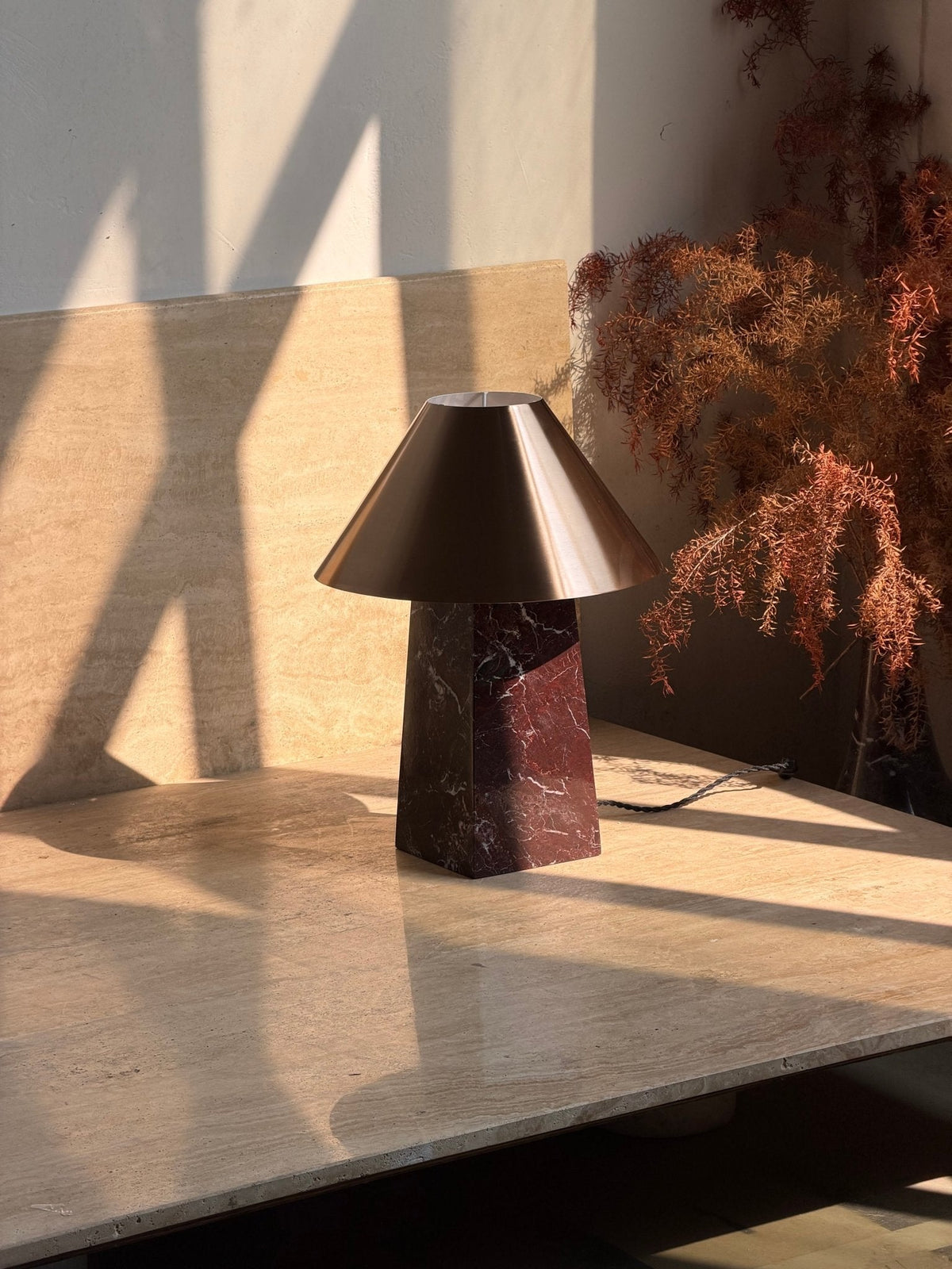 Obrena - Lámpara de Mesa de Mármol Rojo con Pantalla Cónica Dorada