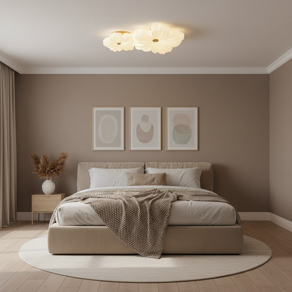 Lámpara de techo LED en forma de flor Petalina en un dormitorio luminoso – imagen 10