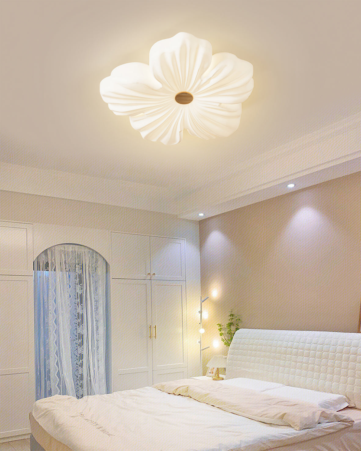 Lámpara de techo LED en forma de flor Petalina en un dormitorio luminoso – imagen 18