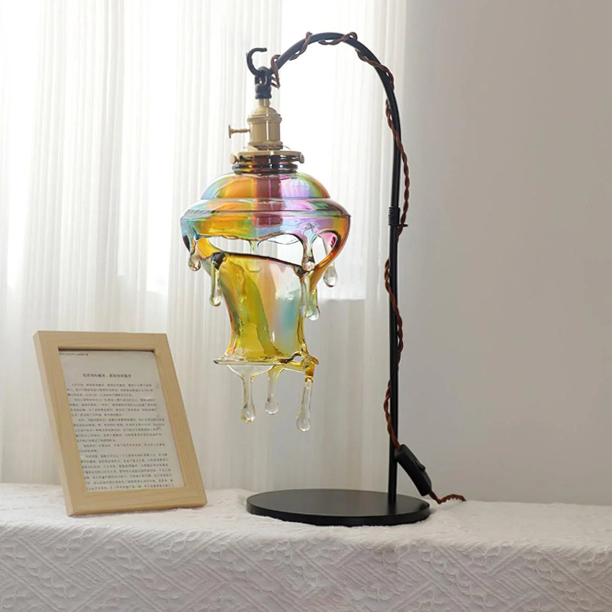 Lámpara de mesa de cristal Rociela – con cristal tornasolado junto a un marco