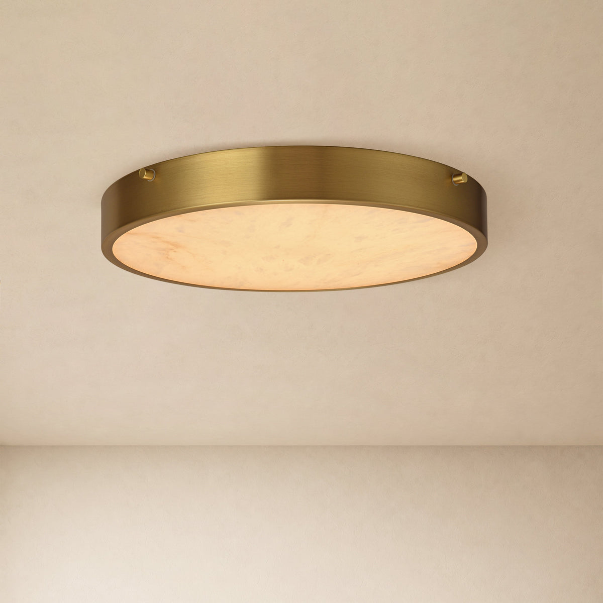 Plafón LED efecto alabastro Calcira – con aro dorado sobre el techo
