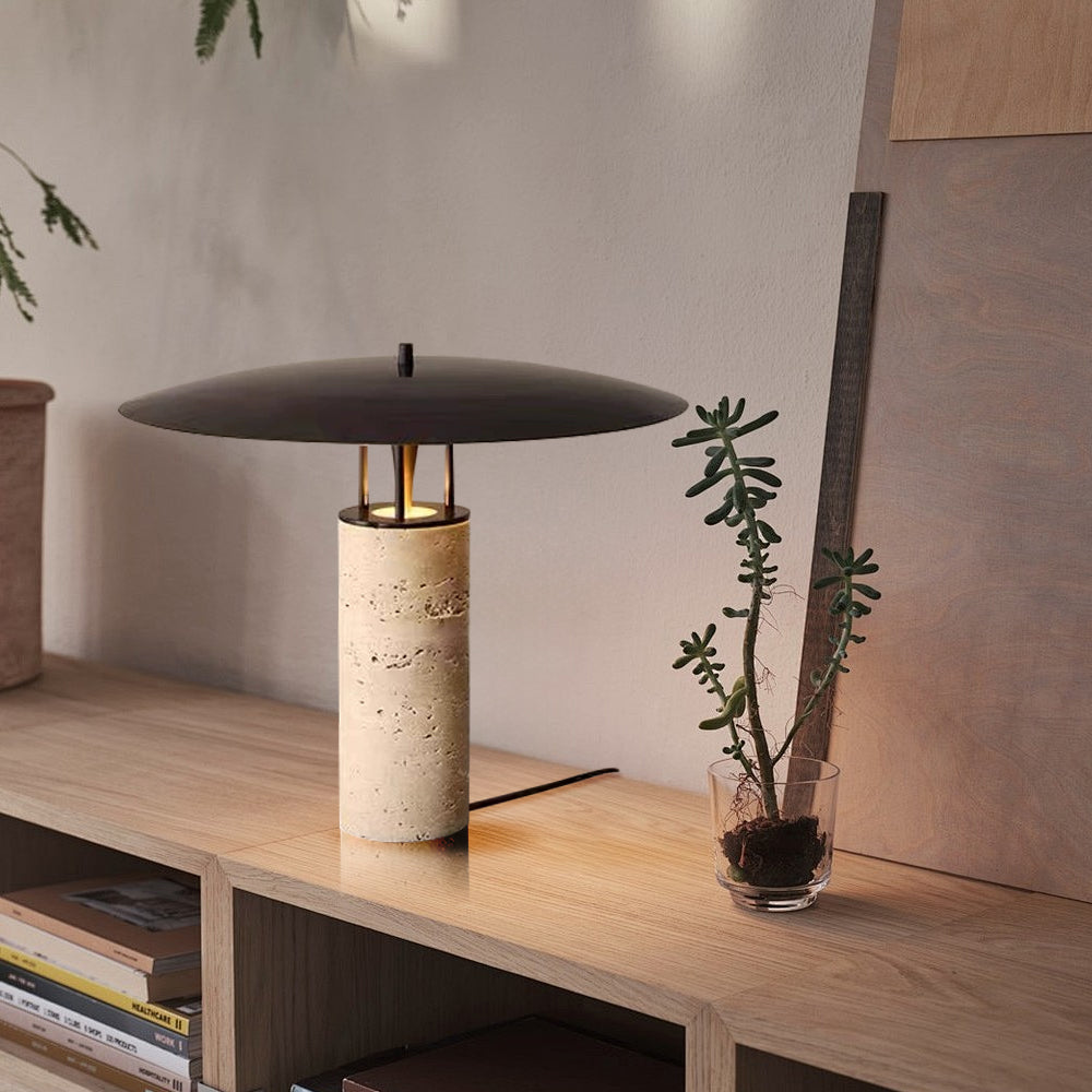 Lámpara de mesa de travertino Matrava sobre un mueble de madera – imagen 2