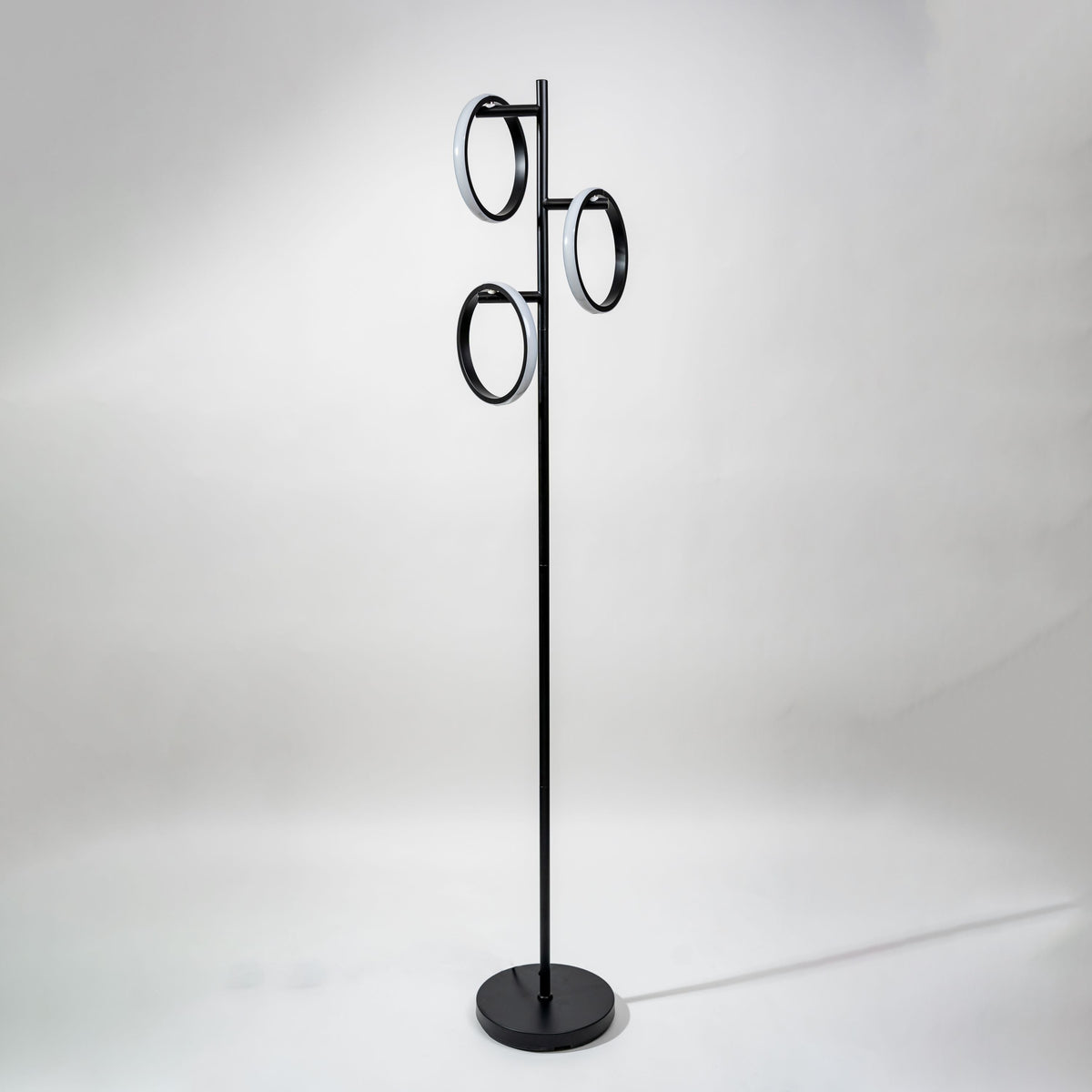 Lámpara de pie LED Zircana – negra con tres anillos de luz