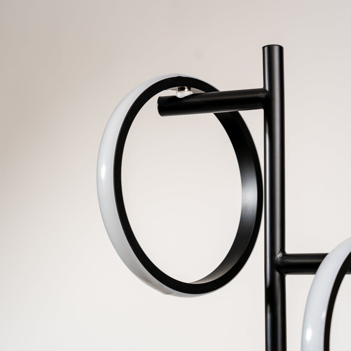 Lámpara de pie LED Zircana – detalle de un anillo negro con difusor blanco