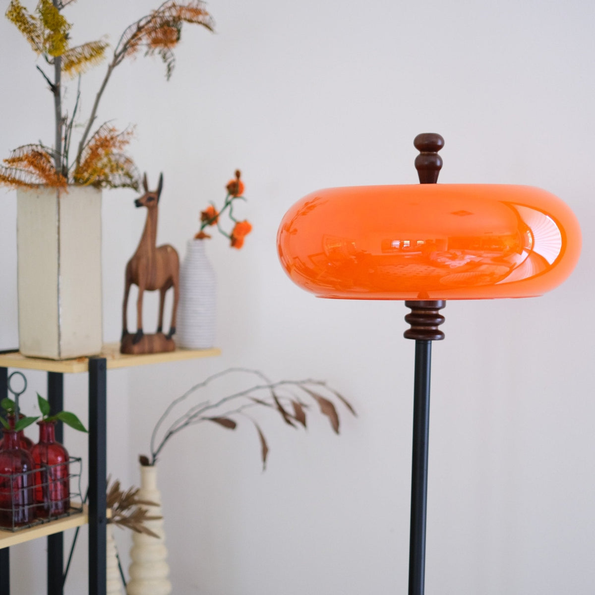Jarana - Lámpara de Pie Retro de Cristal Naranja con Detalles de Teca