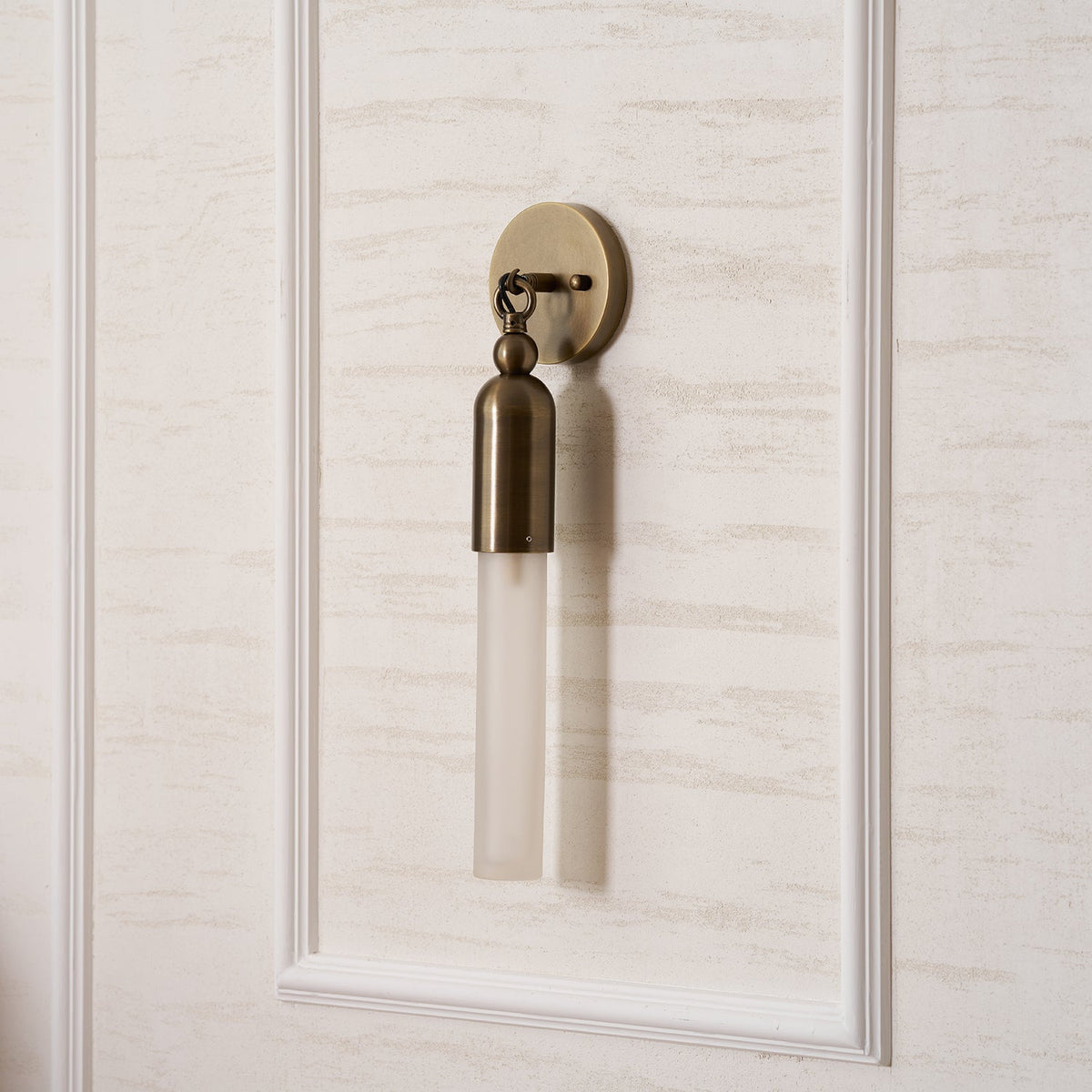 Aplique de pared de latón Pavesa junto a un espejo – imagen 25