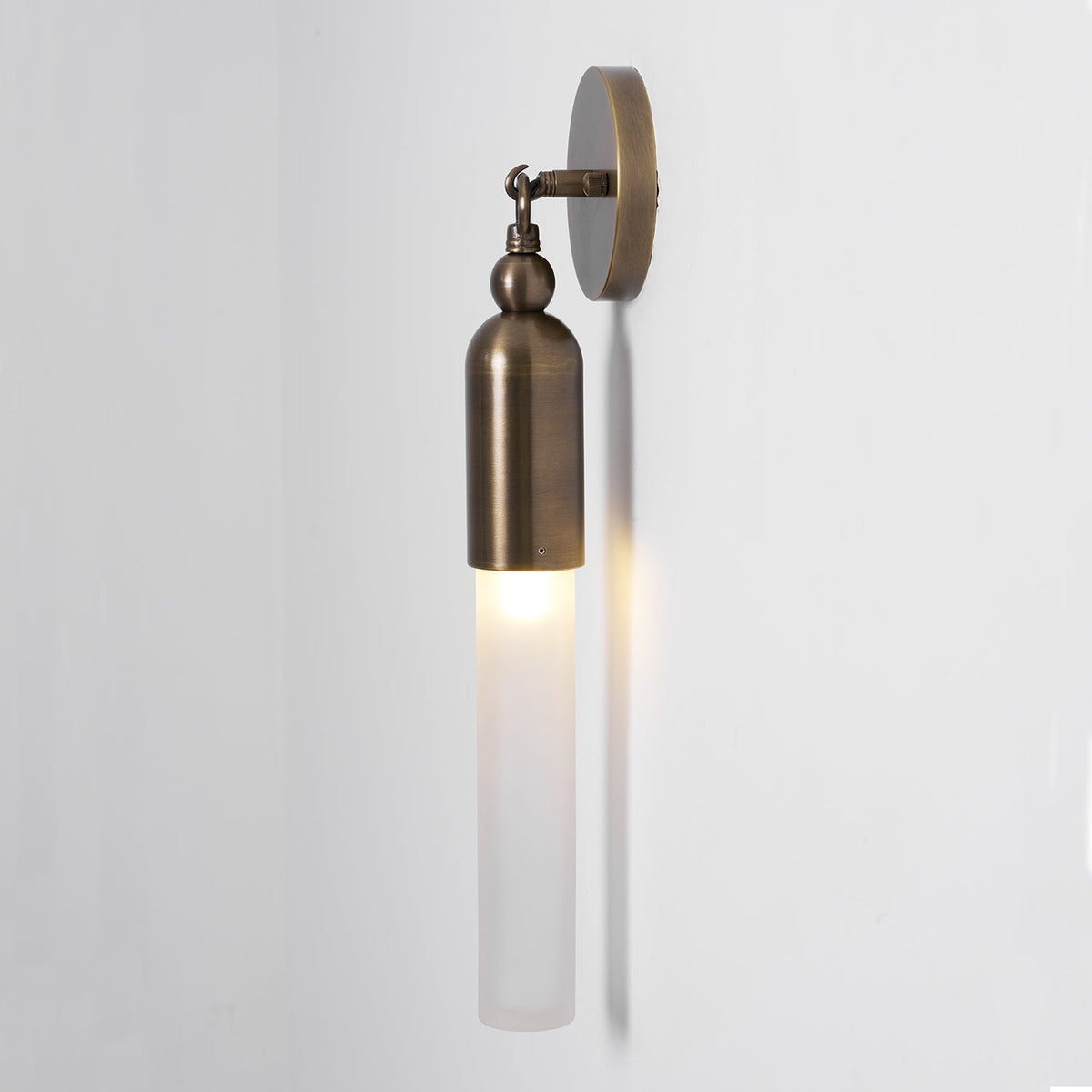 Aplique de pared de latón Pavesa junto a un espejo – imagen 28