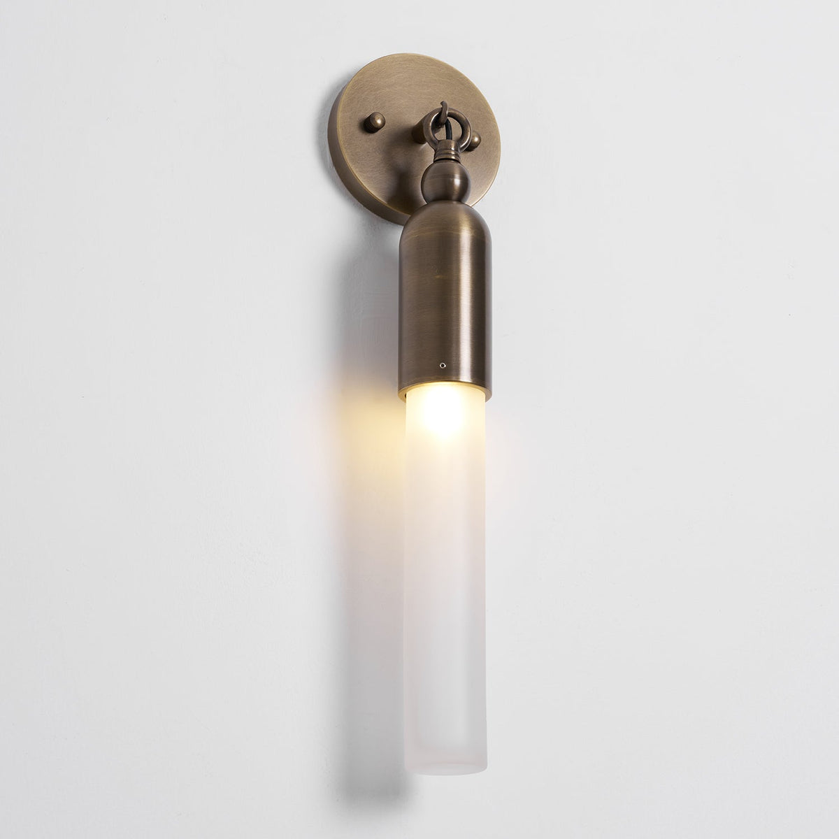 Aplique de pared de latón Pavesa junto a un espejo – imagen 30