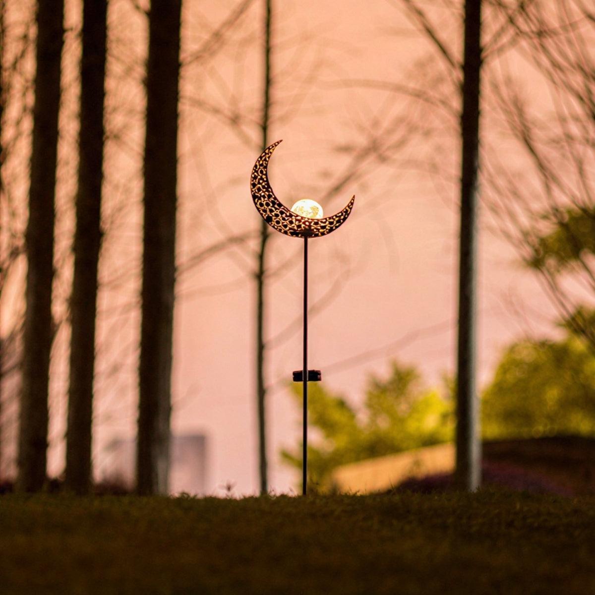 Obluna - Luz Solar de Jardín Luna Creciente Calada con Estaca Dorada